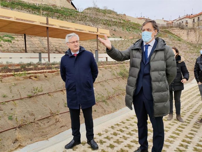 El alcalde de Salamanca, Carlos García Carbayo (d), muestra las laderas del Cerro de San Vicente.