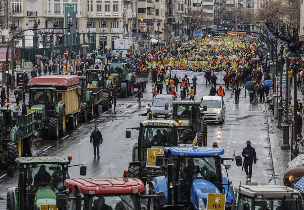 Varias personas y tractores en una concentración por la supervivencia del campo valenciano, en la Plaza San Agustín, a 25 de febrero de 2022.