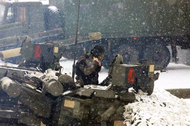 Un militar ucraniano en la ciudad de Járkov. 