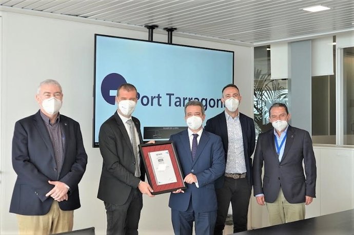 El presidente del Port de Tarragona, Josep M. Cruset, con el certificado