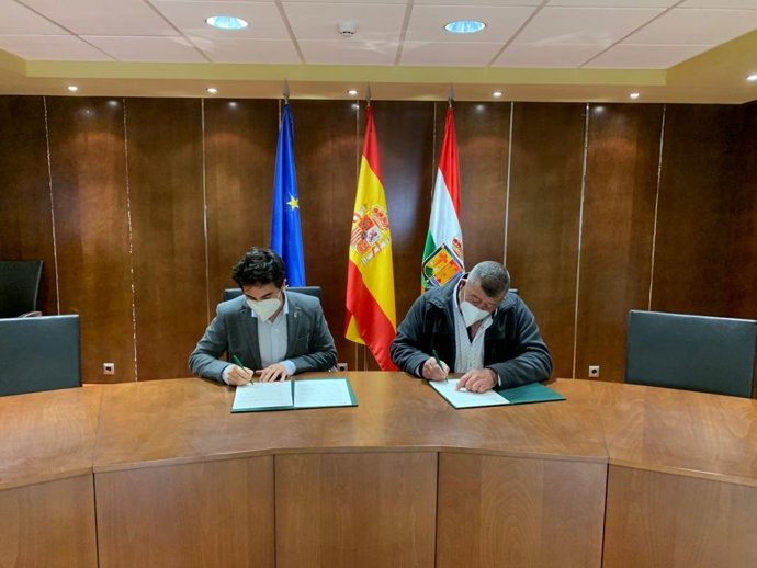 El consejero de Sostenibilidad y Transición Ecológica, Álex Dorado Nájera, y el alcalde de Grávalos, Emiliano Muñoz, han firmado este viernes en un acto en el Ayuntamiento del municipio un convenio de colaboración para mejorar el abastecimiento