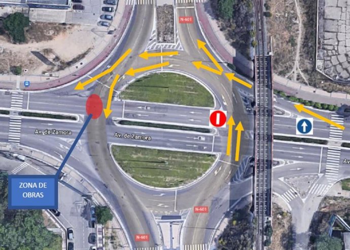 Croquis sobre los problemas de tráfico por las obras en una tapa de registro en la glorieta de San Agustín.