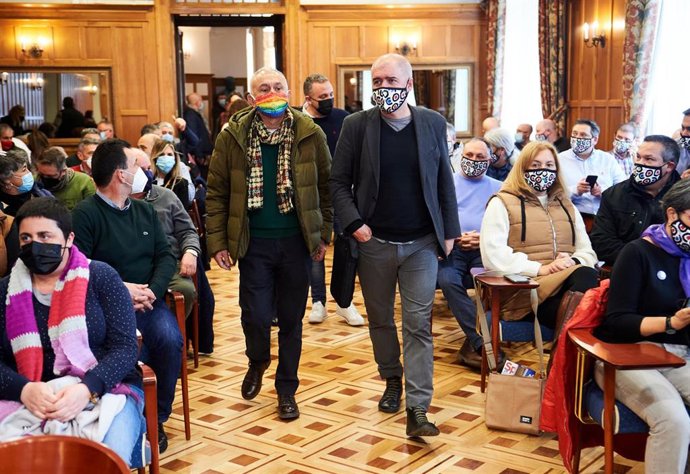 Los secretarios generales de UGT y de CCOO, Pepe Álvarez (i) y Unai Sordo (d), a su llegada a la asamblea 'Acuerdos sobre la reforma laboral', en el Palacio de la Magdalena, en Santander, Cantabria.