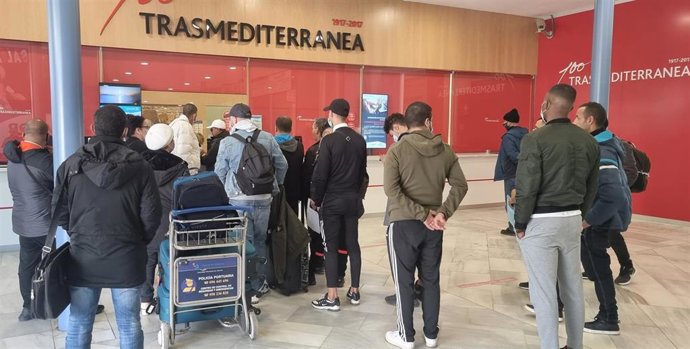 Pasajeros en la terminal marítima del Puerto de Almería.