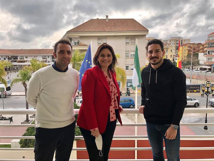 La alcaldesa de Torremolinos, Margarita Del Cid, el oncejal de deportes, Ramón Alcaide, y el karateca Damián Quintero