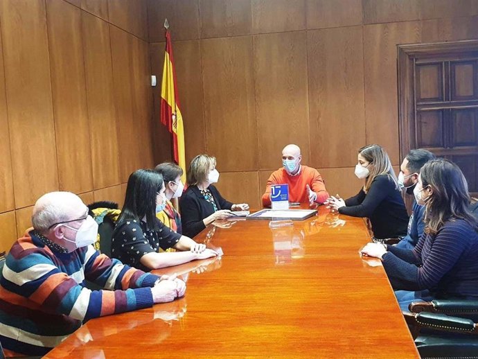 El alcalde de León, José Antonio Diez, junto a la concejal de Acción y Promoción Cultural, Evelia Fernández, han recibido al grupo de trabajo Conoce León.