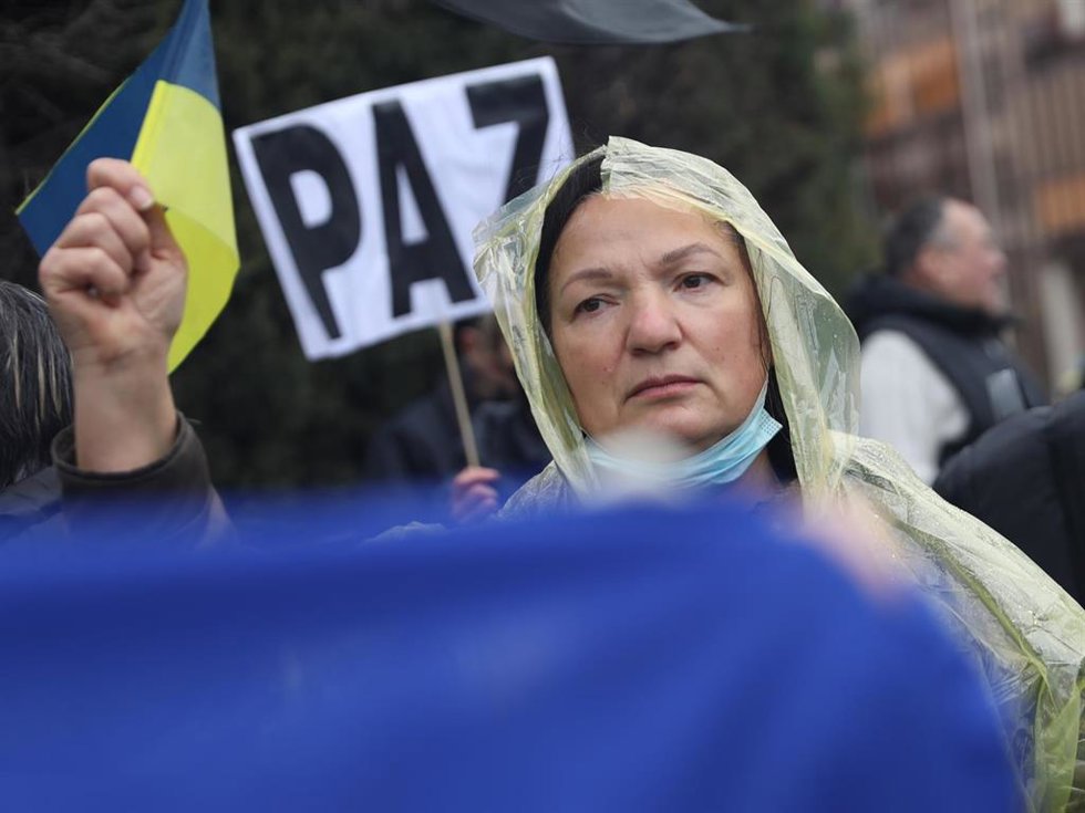 Una mujer participa en una nueva concentración ante la embajada rusa de Madrid tras los ataques en Ucrania, a 25 de febrero de 2022, en Madrid (España).  