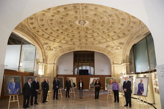 Foto de familia durante el acto de descubrimiento de los retratos de las expresidentes de la Cámara andaluza en Parlamento de Andalucía, a 25 de febrero de 2022 en Sevilla (Andalucía, España)