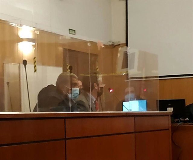El exmilitar acusado, junto a su letrado defensor, durante la vista oral del juicio celebrado este viernes en la Audiencia de Valladolid.