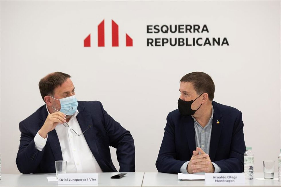 (I-D) El líder de ERC, Oriol Junqueras, y el coordinador general de EH Bildu, Arnaldo Otegi, se reúnen en la sede de ERC.