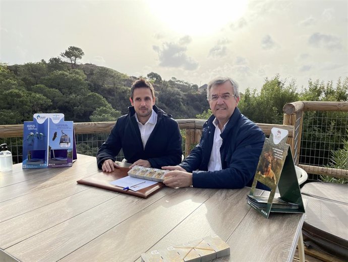 El director de Selwo Costa del Sol, Alberto Martín, y el alcalde de Estepona, José María García Urbano