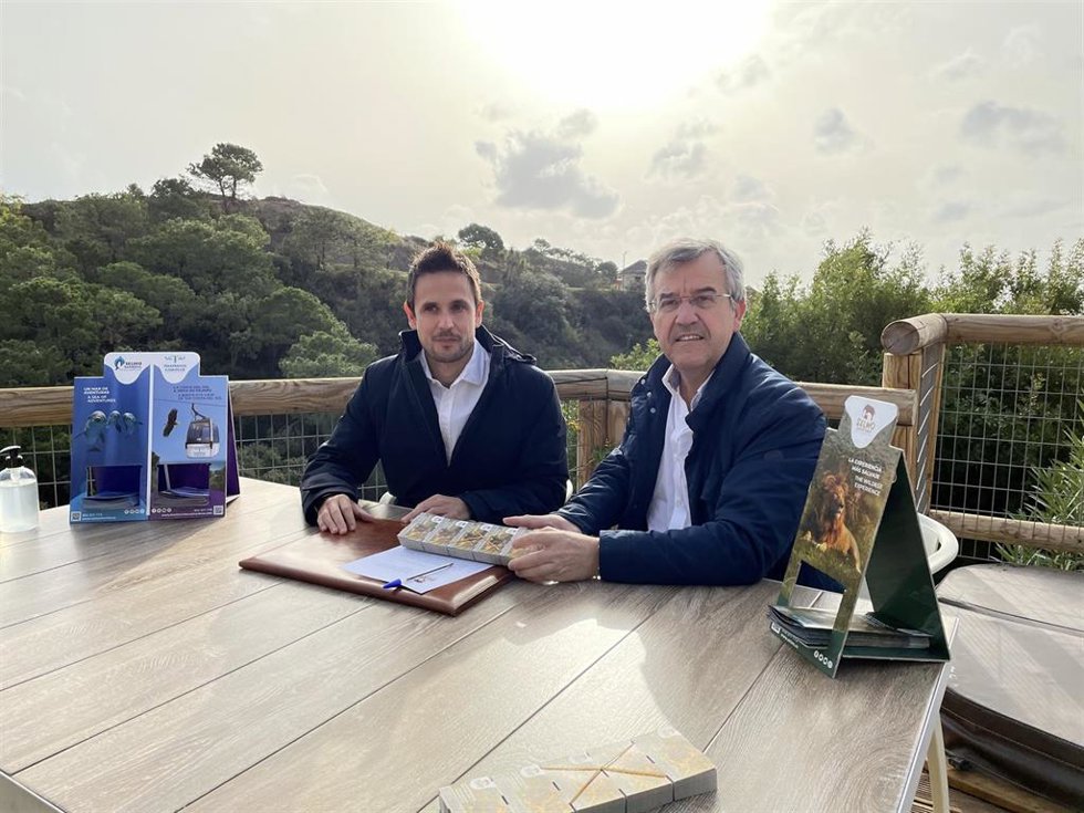 El director de Selwo Costa del Sol, Alberto Martín, y el alcalde de Estepona, José María García Urbano