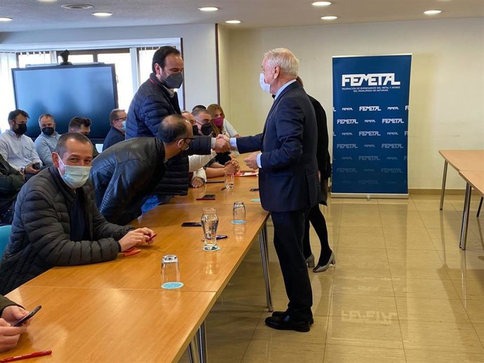 El presidente de Femetal, Guillermo Ulacia, saluda a los sindicatos antes de la firma del nuevo convenio del metal
