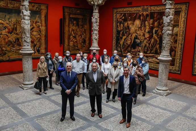 Ibercaja y su Asociación de Jubilados ayudan a las personas mayores a utilizar la banca digital.