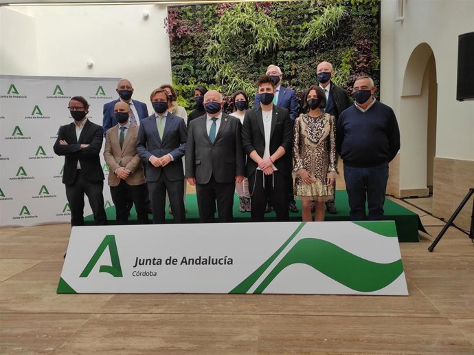 Aguirre (centro) y Repullo (3 izda.), junto a los premiados por el 28F en Córdoba.