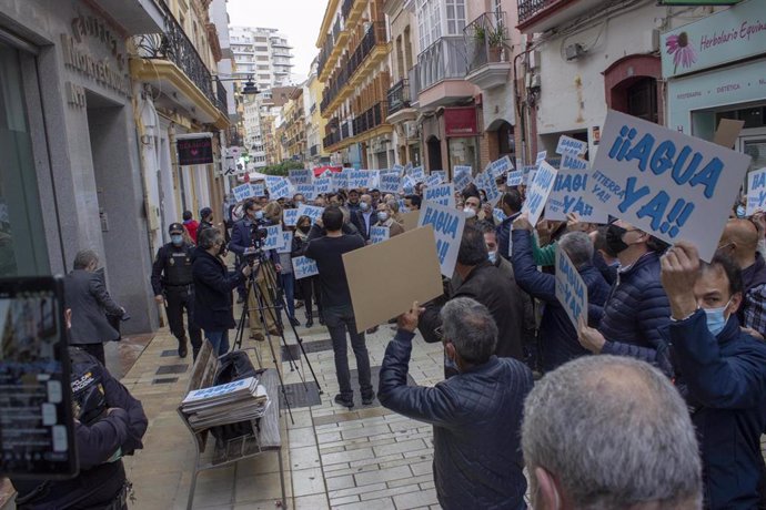 Concentración frente a la Subdelegación de Huelva.