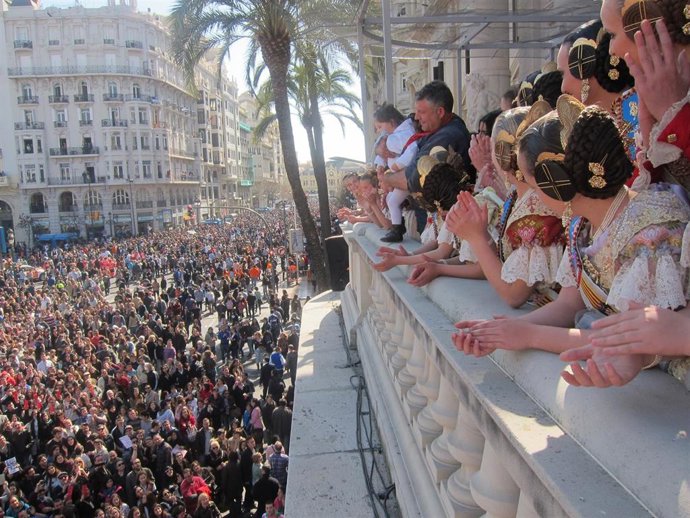 Archivo - El Representante De Pirotecnia Zarzoso Saluda Desde El Balcón Tras La Masclet.