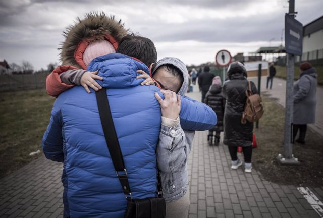 Ciudadanos ucranianos después de cruzar la frontera con Polonia huyendo de la invasión rusa en Ucrania