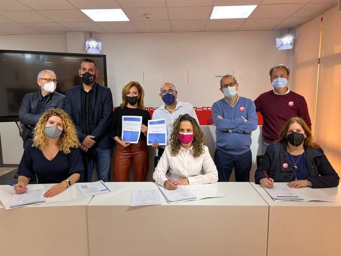 Asistentes a la firma del I Convenio del Sector Andaluz de Ocio Educativo y Animación Sociocultural