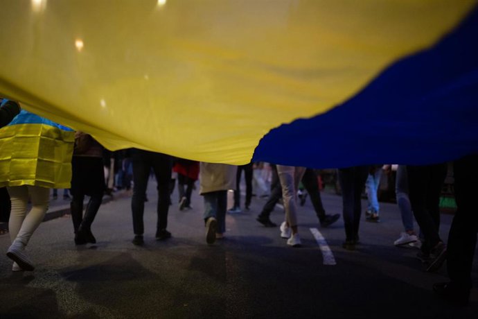 Pies de un grupo de personas en una concentración este jueves en Barcelona tras el ataque de Rusia a Ucrania
