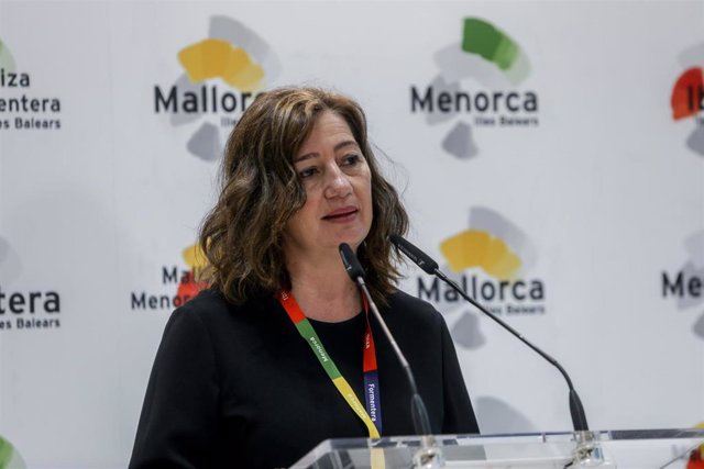 Archivo - La presidenta de Baleares, Francina Armengol, ofrece una rueda de prensa durante la inauguración de la 42ª edición de la Feria Internacional del Turismo, Fitur 2022, en Ifema Madrid, a 19 de enero de 2022, en Madrid (España).