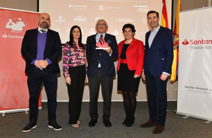 Gonzaga Escauriaza, presidente de la Federación Española de Golf, junto a Adela Martín y Felipe Martín, de Banco Santander; Javier Matallanas, patrono de FUNDELA, y Alicia Garrido, de Deporte and Business.