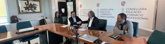 El conseller de Educación y Formación Profesional, Martí March, y el director general de Wolters Kluwer, Tomás Font, en la firma del convenio.