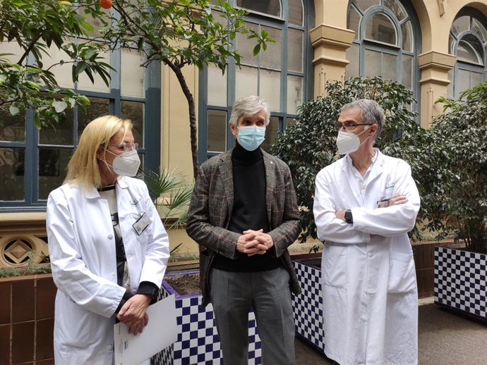 El conseller de Salud de la Generalitat, Josep Maria Argimon, (c) junto a responsables del Hospital Clínic de Barcelona