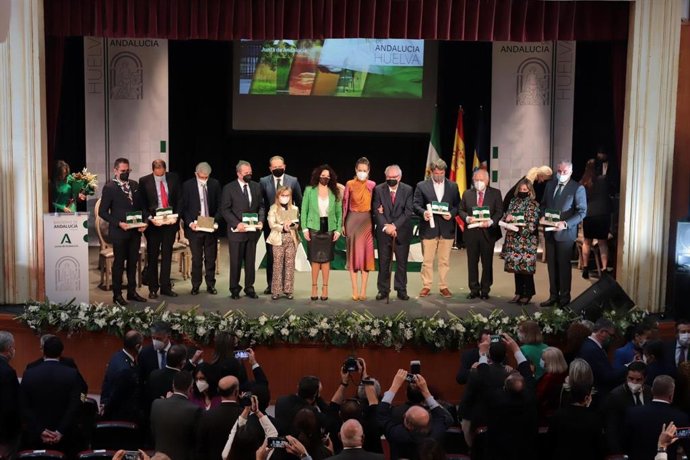 La consejera de Igualdad, Rocío Ruiz, ha presidido el acto de entrega de las Banderas de Andalucía en Huelva.