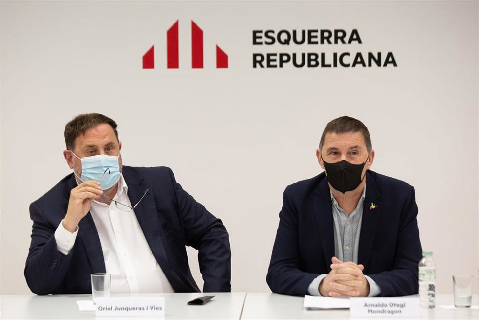 El líder de ERC, Oriol Junqueras, y el coordinador general de EH Bildu, Arnaldo Otegi, en una reunión en la sede de ERC.