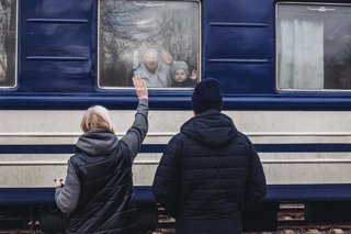 Unos abuelos en la estación de tren de Lisichansk despiden a su nieto que se va al oeste de Ucrania, a 24 de febrero de 2022, en Lisichansk, Oblast de Lugansk (Ucrania).   
