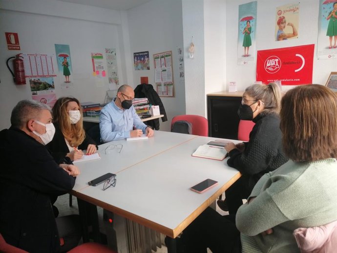 El portavoz de Cs en el Ayuntamiento de Baza (Granada), Fernando Serrano, y la diputada de Cs en el Parlamento andaluz Concha Insúa se reúnen con el comité de empresa de la ayuda a domicilio en Baza.