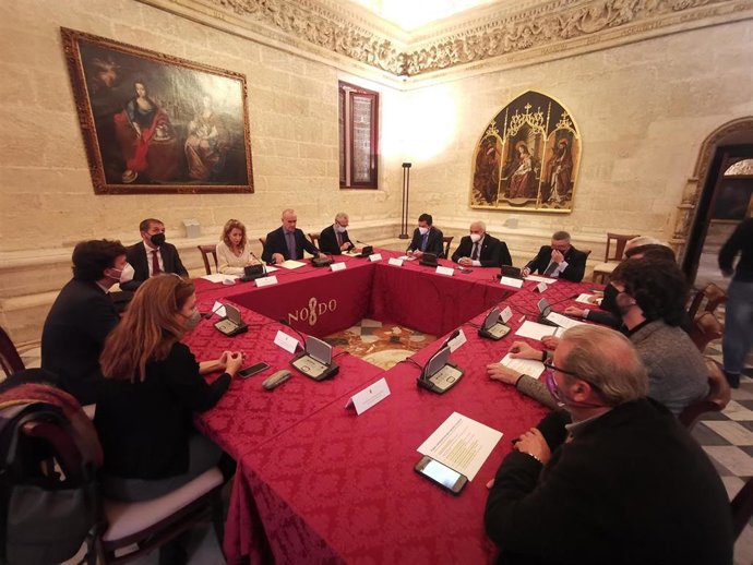El alcalde de Sevilla, Antonio Muñoz, y la ministra de Transportes, Raquel Sánchez, en el encuentro que han mantenido en el Ayuntamiento con agentes económicos y sociales.