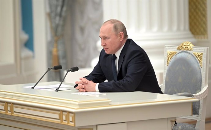HANDOUT - 24 February 2022, Russia, Moscow: Russian President Vladimir Putin chairs a meeting with Russian business representatives at the Kremlin. Photo: -/Kremlin/dpa - ATTENTION: editorial use only and only if the credit mentioned above is referenced