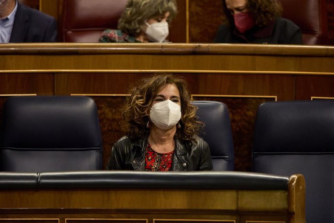 La ministra de Hacienda y Función Pública, la socialista María Jesús Montero, en una sesión plenaria en el Congreso de los Diputados, a 15 de febrero de 2022, en Madrid (España). Unidas Podemos ha defendido su ref