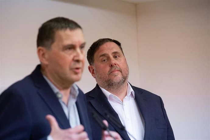 El coordinador general de EH Bildu, Arnaldo Otegi, junto al líder de ERC, Oriol Junqueras, tras la reunión que han mantenido los dos partidos en la sede de ERC en Barcelona.