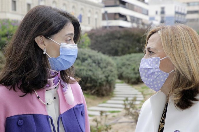 La ministra de Justicia, Pilar Llop (i) y la subdelegada del Gobierno en Alicante, Araceli Poblador (d), a su llegada a un encuentro con un colectivo de mujeres en la Subdelegación de Gobierno en Alicante. 