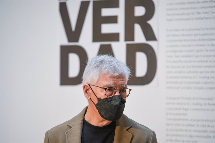 El diseñador gráfico y tipográfico español, Pepe Gimeno, en la presentación de su exposición 'A través de la posverdad'