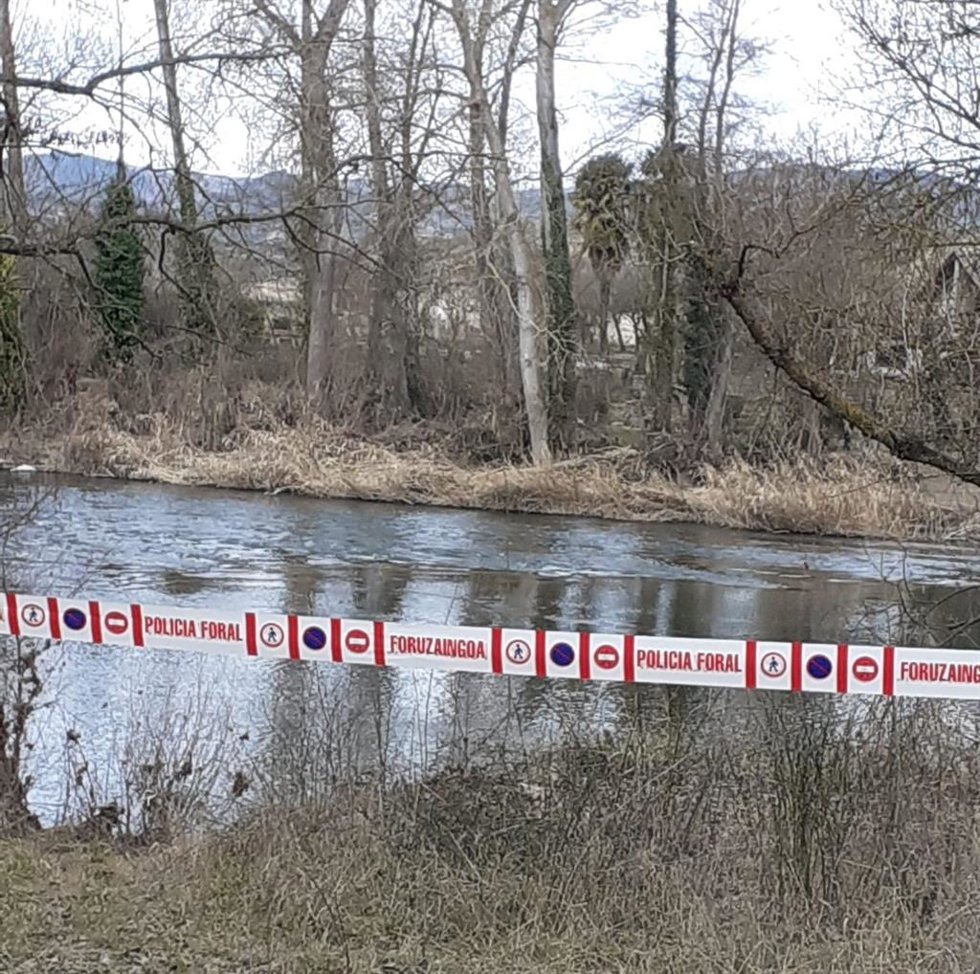 Imagen del río con precintos de Policía Foral