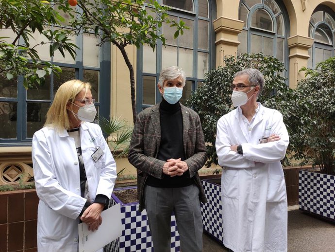 El conseller de Salut de la Generalitat, Josep Maria Argimon, (c) al costat de responsables de l'Hospital Clínic de Barcelona
