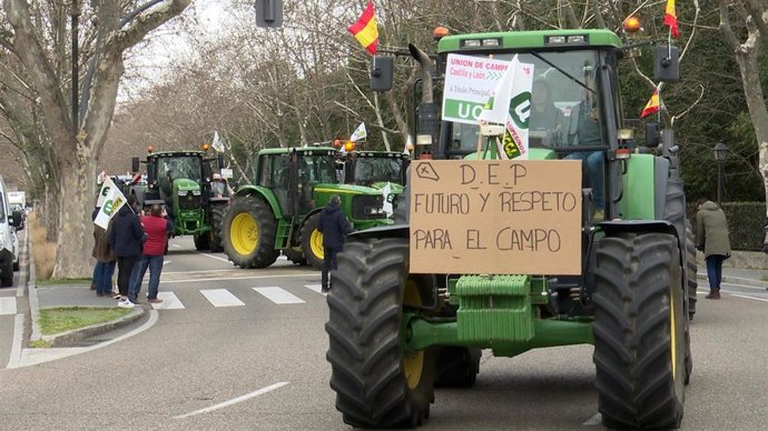 Imagen del inicio de la tractorada que ha recorrido este viernes el centro de Valladolid convocada por UCCL