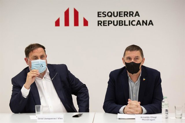 El líder d'ERC, Oriol Junqueras, i el coordinador general d'EH Bildu, Arnaldo Otegi, en una reunió a la seu d'ERC