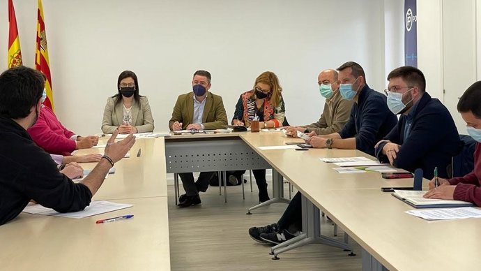 La diputada 'popular' y portavoz de Interior en el Congreso, Ana Vázquez, durante la reunión en Ibiza con representantes sindicales de prisiones, de funcionarios de la Administración General del Estado, Aduanas o Justicia.