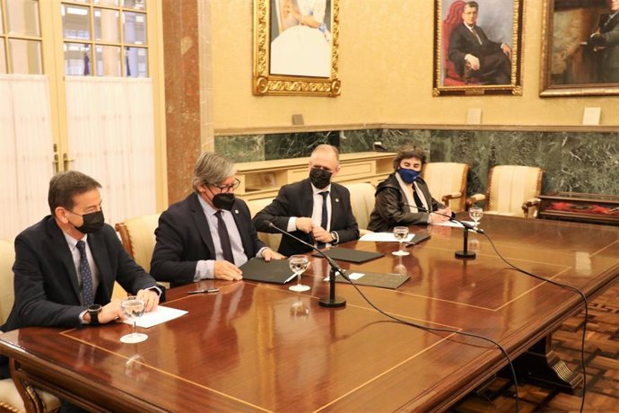 Firma del convenio entre el Parlament y la UIB.
