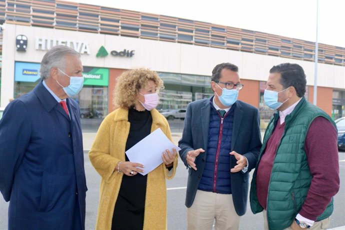 El presidente del PP, Manuel Andrés González, junto a otros represenantes del partido, en la estación de trenes de Huelva.