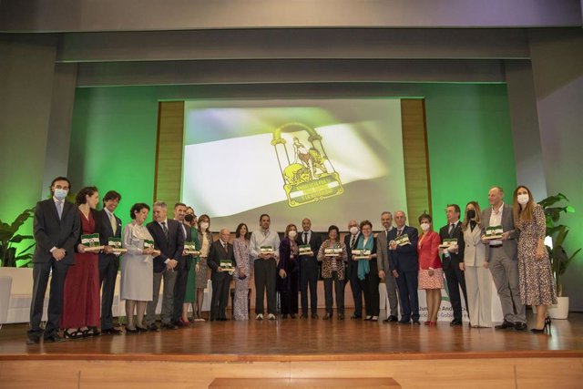 Foto de familia de la entrega de las Banderas de Andalucía.