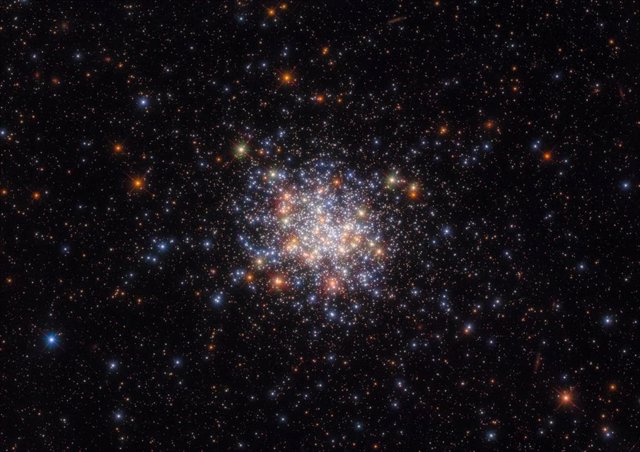 El cúmulo estelar abierto NGC 1755 reside en uno de los vecinos cercanos de la Vía Láctea, la Gran Nube de Magallanes, y mide 120 años luz de lado a lado.