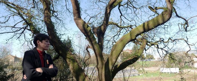 Ana Pontón, portavoz nacional del BNG, junto al Carballo de Conxo