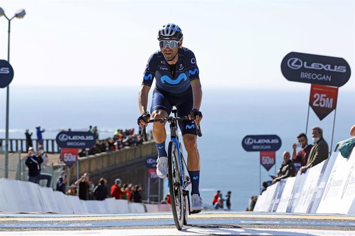 Alejandro Valverde lamenta su segundo puesto en la segunda etapa de O Gran Camiño con final en el Mirador de Ézaro.