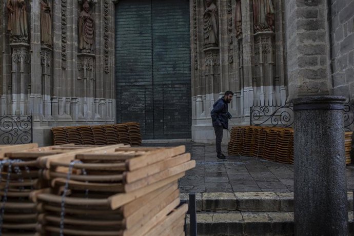 Archivo - Instalación de las sillas en la avenida de la Constitución